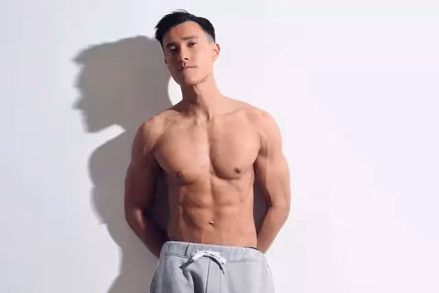TVB新一代男神新劇再秀好身材！幾乎全裸出鏡，成「御用裸男」