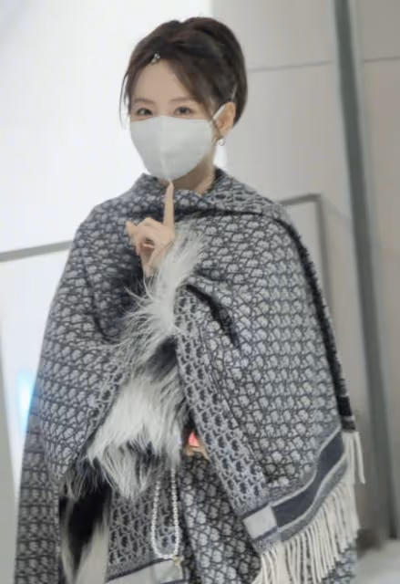 張嘉倪風波後首曬美照，參加晚會造型明艷動人，顏值實力碾壓邵晴