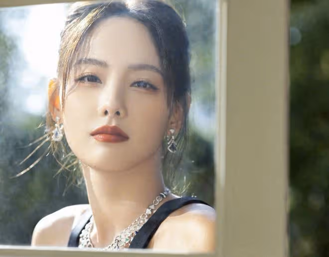 張嘉倪風波後首曬美照，參加晚會造型明艷動人，顏值實力碾壓邵晴