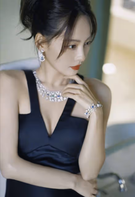 張嘉倪風波後首曬美照，參加晚會造型明艷動人，顏值實力碾壓邵晴