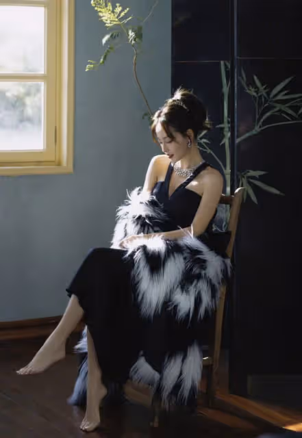 張嘉倪風波後首曬美照，參加晚會造型明艷動人，顏值實力碾壓邵晴