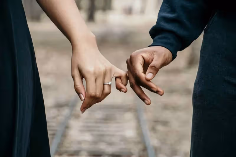 女友妹太漂亮,男婚前心動暈船未來小姨子,整天滿腦想著她求問:我該怎麼辦?