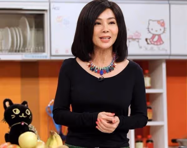 66歲陳美鳳宅在家打掃曬「狂野臥室照」!單身豪宅內部曝光客廳好有質感,網友:真氣派❗️