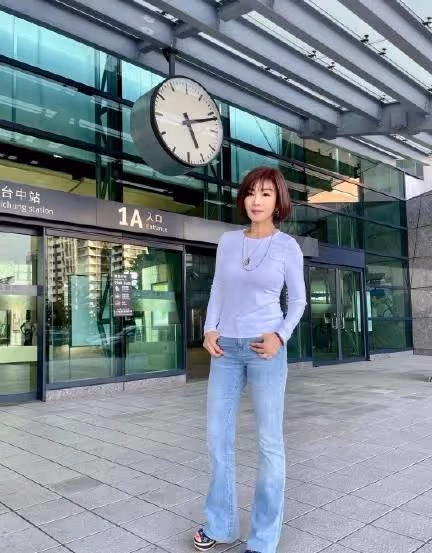 66歲陳美鳳宅在家打掃曬「狂野臥室照」!單身豪宅內部曝光客廳好有質感,網友:真氣派❗️