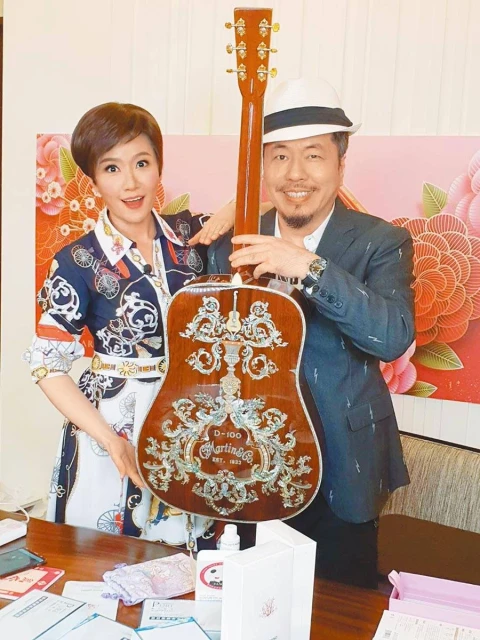 大手筆寵夫,寇乃馨為愛砸下360萬不心疼滿足尪願望,黃國倫哽咽到手抖收下:我何德何能啊