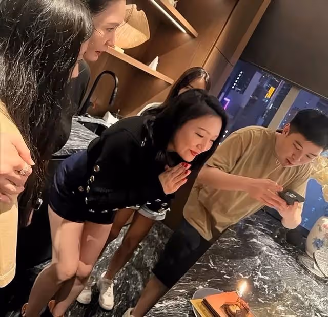 香港知名玉女歌手發胖明顯!未婚為富商產下一子,當單親媽媽多年
