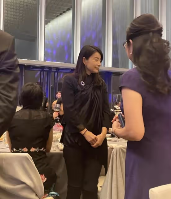 郭晶晶攜霍啟剛出席聚會!打扮低調素顏生圖貌美,站得筆直顯拘謹