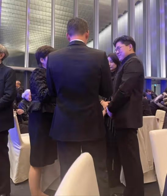 郭晶晶攜霍啟剛出席聚會!打扮低調素顏生圖貌美,站得筆直顯拘謹