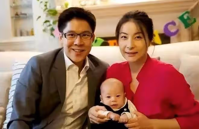 郭晶晶攜霍啟剛出席聚會!打扮低調素顏生圖貌美,站得筆直顯拘謹