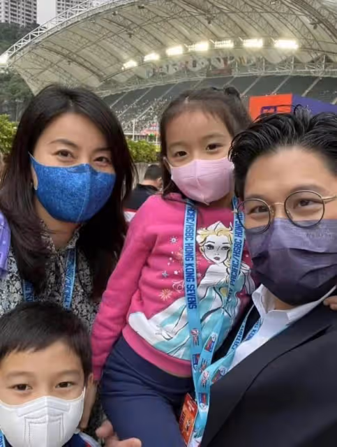 郭晶晶攜霍啟剛出席聚會!打扮低調素顏生圖貌美,站得筆直顯拘謹
