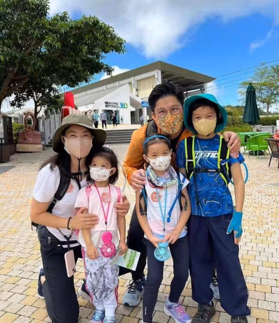 郭晶晶攜霍啟剛出席聚會!打扮低調素顏生圖貌美,站得筆直顯拘謹