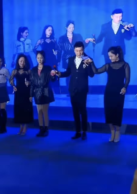 60歲關禮傑現身小場合商演,皮膚松垮臉泛油光,與眾美女激情熱舞