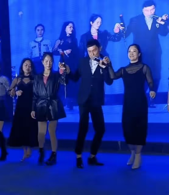 60歲關禮傑現身小場合商演,皮膚松垮臉泛油光,與眾美女激情熱舞