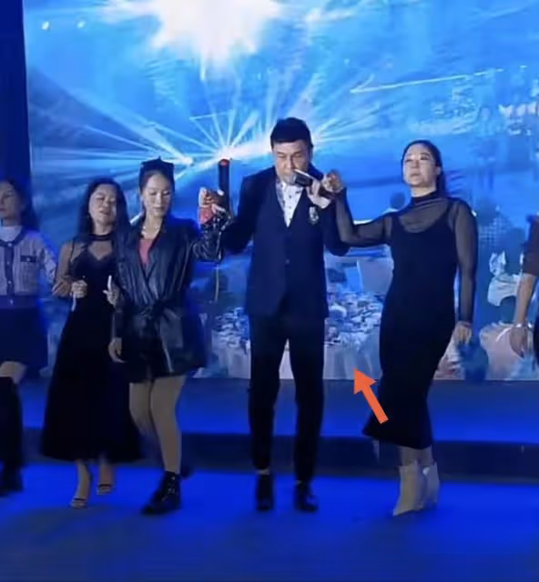 60歲關禮傑現身小場合商演,皮膚松垮臉泛油光,與眾美女激情熱舞