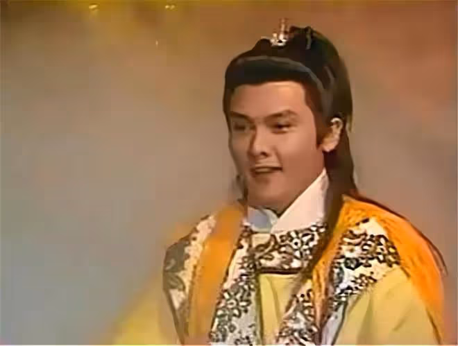 60歲關禮傑現身小場合商演,皮膚松垮臉泛油光,與眾美女激情熱舞