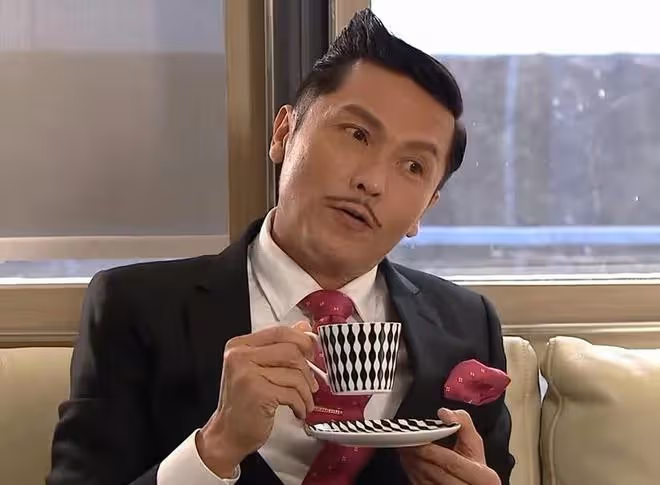 60歲關禮傑現身小場合商演,皮膚松垮臉泛油光,與眾美女激情熱舞