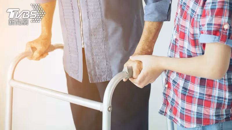 腦溢血住院!69歲老父臥床「疑遭兒賞巴掌重壓」引全網撻伐 孝子揭「辛酸真相」:沒經歷過沒辦法懂