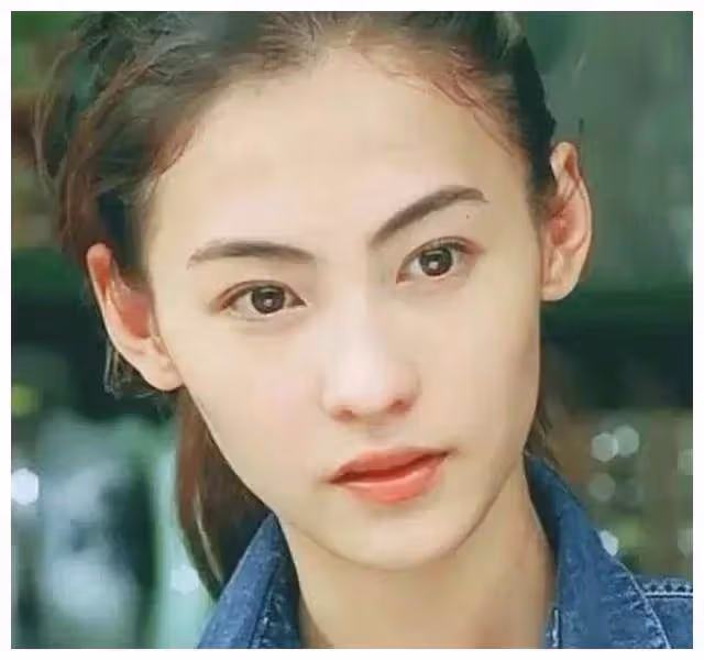 張柏芝穿吊帶與13歲兒子「出鏡互動」,一臉的享受!引網友吐槽:麻煩穿一下內衣