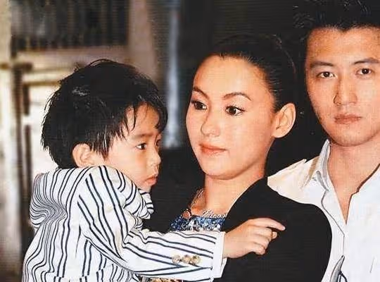 謝霆鋒曾為身高自卑，如今lucas16歲海拔超張柏芝，「優越的身高+完美長相」人生順風順水，網友 :不用擔心了