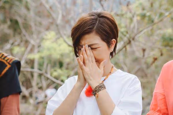 正港臺灣人!資深女星身懷原住民公主血脈,「不敢公開身份真相」感慚愧,今返鄉尋根溫馨畫面曝光:牽手老母大合唱