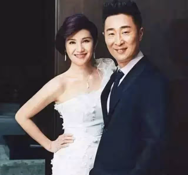 林永健51歲老婆罕曬照，穿百元老奶奶棉服，確診新冠滿臉疲憊仍美