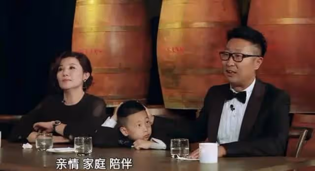 林永健51歲老婆罕曬照，穿百元老奶奶棉服，確診新冠滿臉疲憊仍美