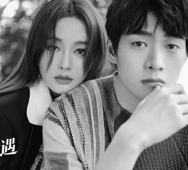 魏大勛秦嵐約會第二彈！兩人挽手漫步海邊，女方依然比男方更主動
