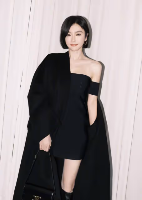 魏大勛秦嵐約會第二彈！兩人挽手漫步海邊，女方依然比男方更主動