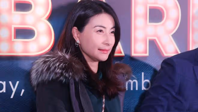 41歲郭晶晶與霍啟剛出席舞宴，合影位置顯地位，越來越有旺夫相