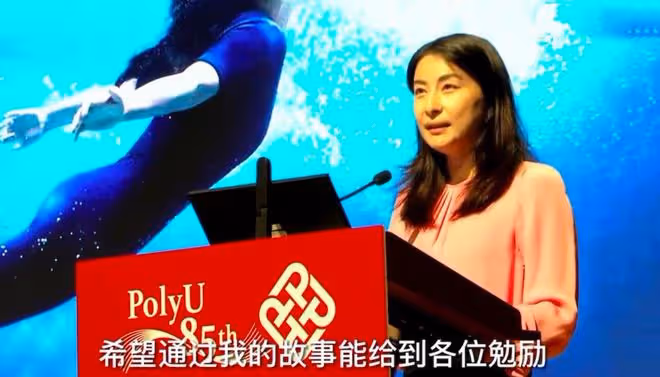 41歲郭晶晶與霍啟剛出席舞宴，合影位置顯地位，越來越有旺夫相