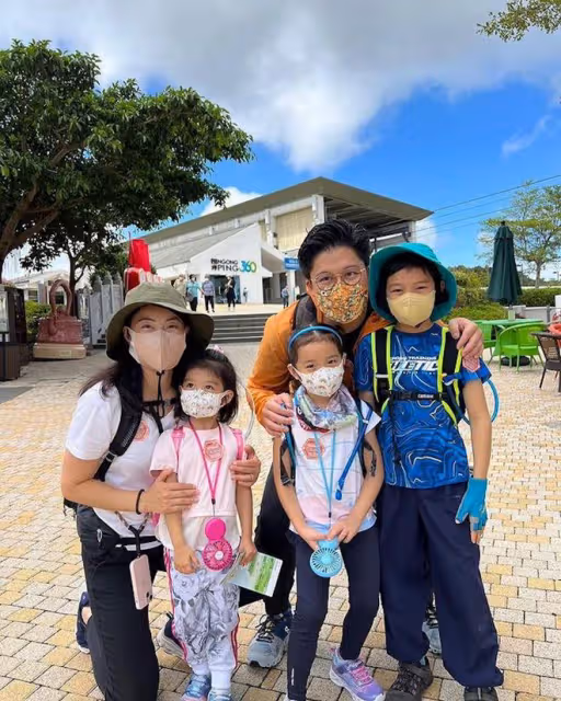 41歲郭晶晶與霍啟剛出席舞宴，合影位置顯地位，越來越有旺夫相