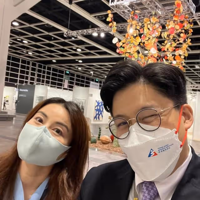 41歲郭晶晶與霍啟剛出席舞宴，合影位置顯地位，越來越有旺夫相