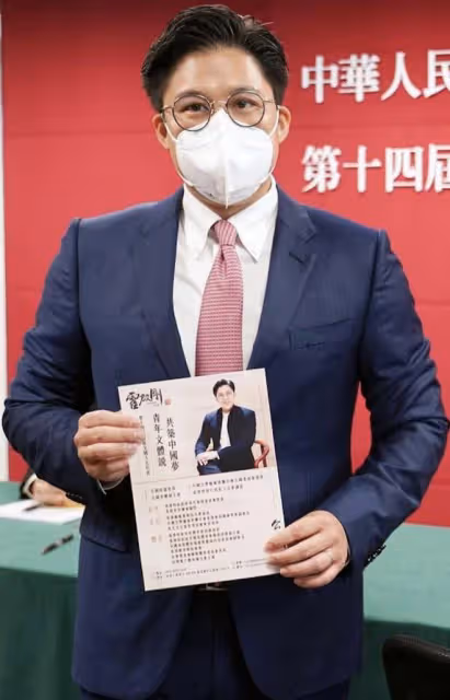 41歲郭晶晶與霍啟剛出席舞宴，合影位置顯地位，越來越有旺夫相