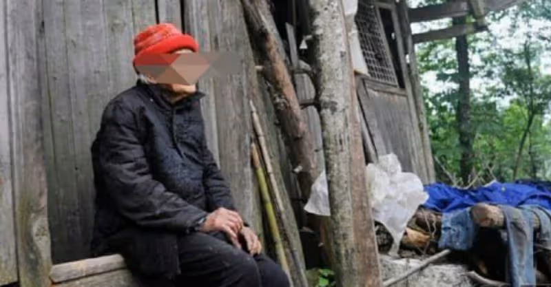 農村母親送兒媳車站，兒媳不小心包里掉一物，老人才知這是假兒媳