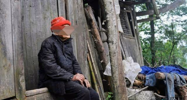 農村母親送兒媳車站,兒媳不小心包里掉一物,老人才知這是假兒媳