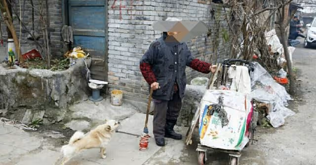 農村母親送兒媳車站,兒媳不小心包里掉一物,老人才知這是假兒媳