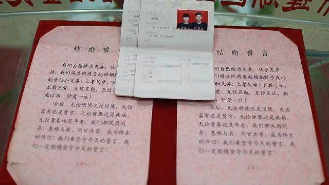 農村母親送兒媳車站,兒媳不小心包里掉一物,老人才知這是假兒媳