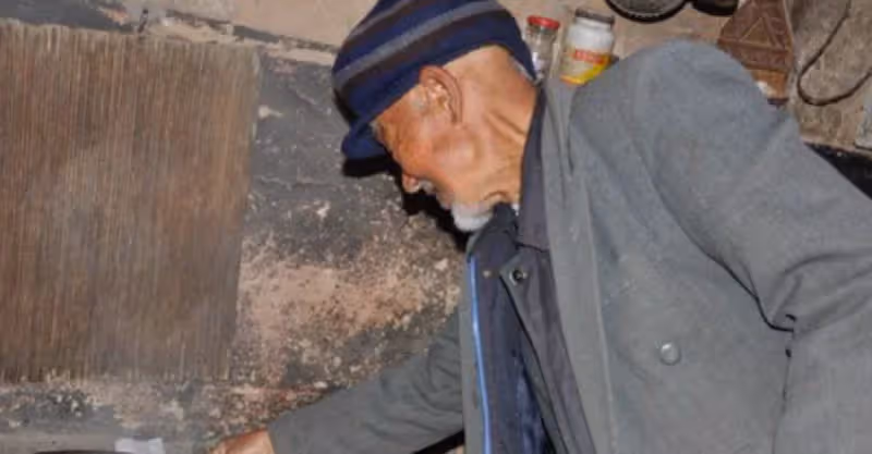 兒去世兒媳出走，農村老人照顧孫兒多年，臨終才知兒媳一直住附近