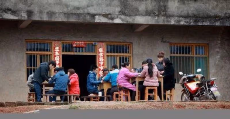 農村婆婆趁兒媳坐月子，三百塊賣掉孫女，兒媳的做法讓婆婆傻眼了