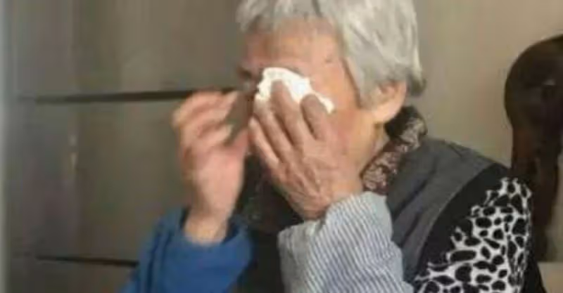 兒亡兒媳失蹤，孫子患病急需骨髓，老人找到兒媳才知孫身份不一般