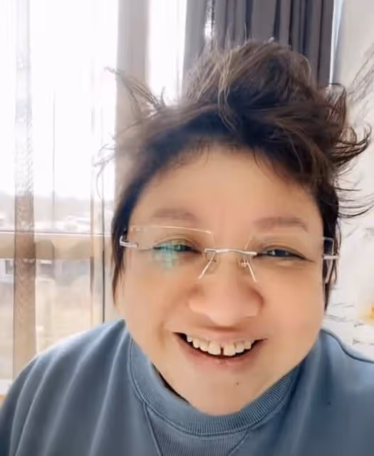 韓紅感染新冠三天，髮型似雞窩嗓音受損，暴瘦臉小一圈尖下巴搶鏡