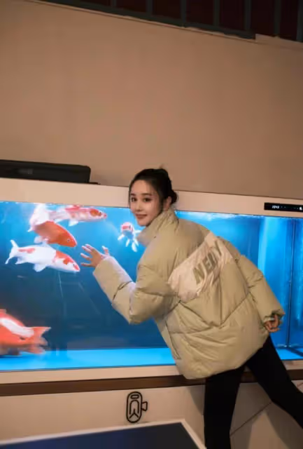 海陸戀情疑似曝光，與神秘男子深夜回家似已同居，互動甜蜜滿分