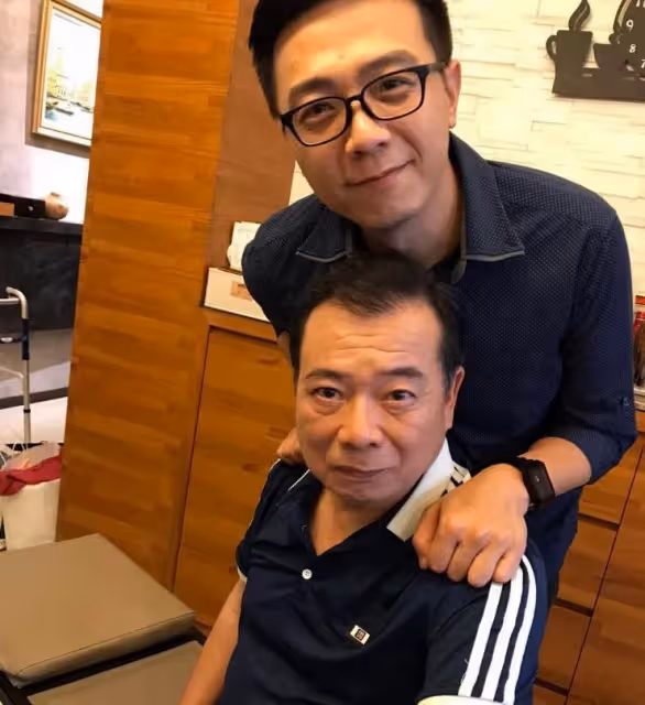 廖峻兩次中風，失去生活勇氣，幸得兒子在身邊陪伴和鼓勵，才終於重拾信心，網贊：真的是大孝子