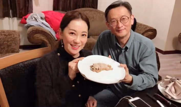 況明潔婚後無子，對兩繼子視如己出「比親生還好」送兒出國讀碩士，機場淚別，幸福生活惹人羨：幸福一家