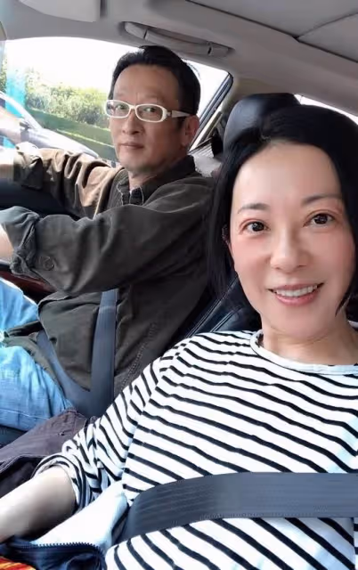 況明潔婚後無子，對兩繼子視如己出「比親生還好」送兒出國讀碩士，機場淚別，幸福生活惹人羨：幸福一家