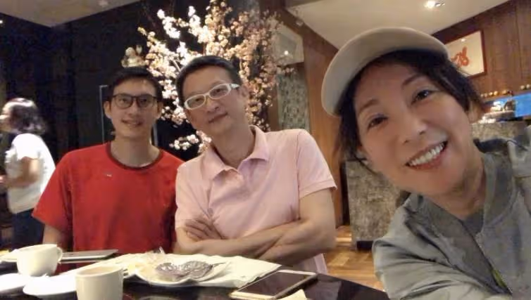 況明潔婚後無子，對兩繼子視如己出「比親生還好」送兒出國讀碩士，機場淚別，幸福生活惹人羨：幸福一家