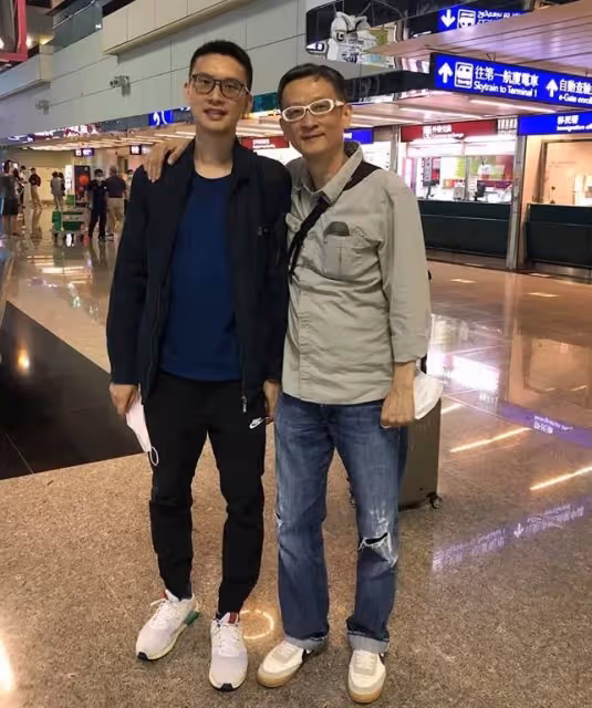 況明潔婚後無子，對兩繼子視如己出「比親生還好」送兒出國讀碩士，機場淚別，幸福生活惹人羨：幸福一家