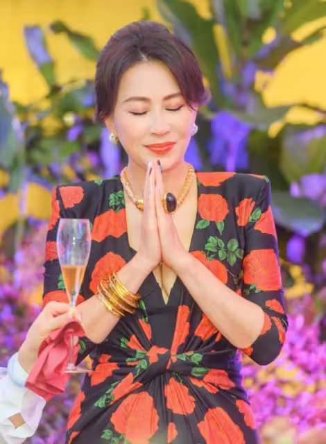 57歲劉嘉玲戴滿珠寶高調慶生，與黎姿同框比美，學霸侄子帥氣有型