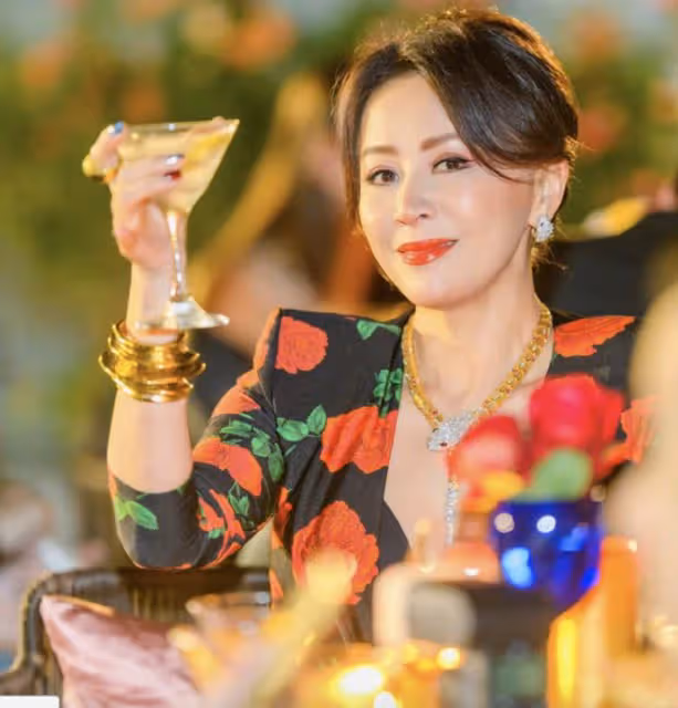 57歲劉嘉玲戴滿珠寶高調慶生，與黎姿同框比美，學霸侄子帥氣有型
