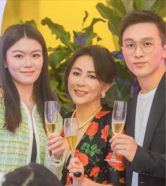 57歲劉嘉玲戴滿珠寶高調慶生，與黎姿同框比美，學霸侄子帥氣有型
